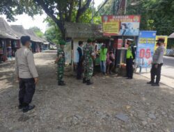 Personel Pos Nataru Cek Aplikasi Peduli Lindungi di Pintu Masuk Wisata Pantai Pasir Putih