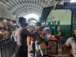 Patroli Samapta Polres Situbondo Bagikan Masker Gratis di Pasar Mimbaan Baru