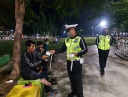 Tim Pamor Keris Polres Situbondo Bagikan Masker Sembari Ingatkan Prokes