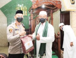 Kapolres Situbondo AKBP Andi Sinjaya Serahkan Bantuan Sembako Ke Takmir Masjid Baitul Ma’mur