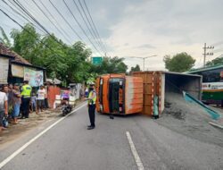 Truck Bermuatan Pasir Oleng Menabrak Pembatas Jalan