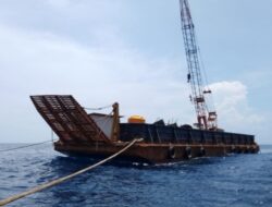 Akhirnya Kapal Tongkang Misterius Yang di Temukan Nelayan Pulau Manok Kembali ke Pemiliknya.