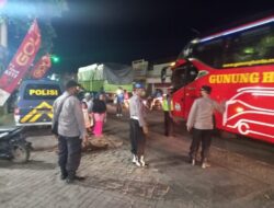 Antisipasi Kemacetan, Petugas Pos Pengamanan Operasi Ketupat Semeru Atur Lalu Lintas di Pantura Situbondo