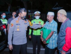 AKBP Andi Sinjaya Berbagi Kebahagiaan Lebaran Dengan Sopir Truk, Pemulung dan Takmir Masjid diPantura Situbondo