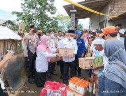 Bupati Bondowoso Serahkan Bantuan Pada Warga Yang Terdampak Bencana Kebakaran