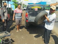 Polisi Membantu Pengendara Mencari Tukang Tambal Ban, Saat Mobilnya Bocor di Hutan Baluran