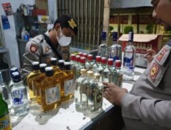 Patroli Samapta Polres Situbondo Sita Puluhan Botol Miras dan Amankan Dua Remaja Mabuk