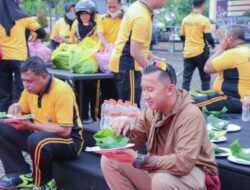Kebersamaan, AKBP Andi Sinjaya Potong Tumpeng Rayakan Ultah Anggota Polres Situbondo