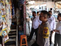 Dampak Wabah PMK, Kapolres Tinjau Harga Minyak dan Daging di Pasar Induk Bondowoso.