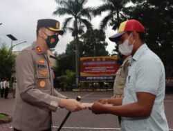 Dua Nelayan Dapat Penghargaan Kapolres Malang, Karena Selamatkan Korban Laka Laut