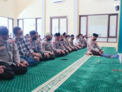 AKBP Andi Sinjaya Jadi Imam Sholat Dhuha dan Beri Tausiyah Kepada Anggota Polres Situbondo