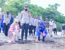 Peringati Hari Bhayangkara ke 76, Polres Situbondo Bersama Bhayangkari Lepas Liarkan Ratusan Tukik di Pantai Bama