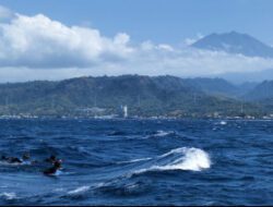 Kampanye Anti Sampah, 2 Anggota TNI AL Turun Langsung Taklukan Selat Bali