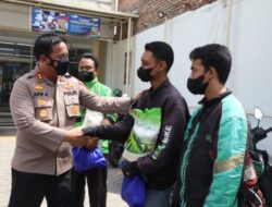Pasca Penyesuaian Harga BBM, Polisi di Mojokerto Berbagi Sembako Untuk Tukang Ojek