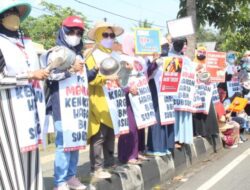 Ratusan Emak-Emak dibanjarnegara Teriak ” Turun kan Harga BBM “