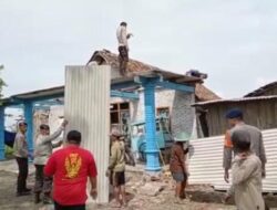 Tanggap Bencana, Satbrimob Polda Jatim Gelar Bhaksos di Lokasi Terdampak Puting Beliung