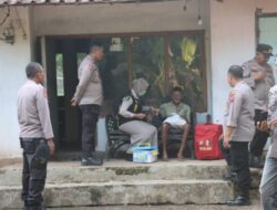 Meringankan Beban Dampak Kenaikan BBM Polres Bondowoso Bagikan Sembako Kepada Warga di Desa Curahpoh