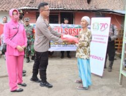 Menyalurkan Bansos Kepada Warga Kurang Mampu Sekaligus Sosialisasi Program BPJS Gratis Kepada Warga