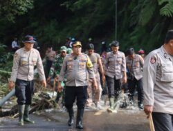 Polres Lumajang Bersama TNI dan BPBD Tangani Bencana Tanah Longsor di Ranupani