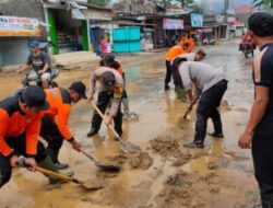 Sinergitas Polres Trenggalek Bersama TNI dan Masyarakat Watulimo Bersihkan Sisa Banjir