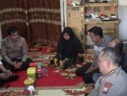 Kabiddokkes Polda Jatim Beserta Karumkit RS Bhayangkara Kunjungi Korban Kanjuruhan
