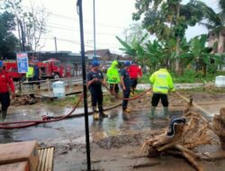 Sinergitas Polres Tulungagung Bersihkan Sisa – sisa Material Lumpur Akibat Bencana Banjir