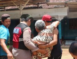 Tim SAR Polres Tulungagung Berhasil Mengevakuasi Pasutri Lansia yang Terjebak Banjir