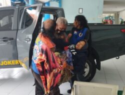 Gercep, Polisi Mojokerto Beri Pertolongan Lansia yang Sakit di Terminal