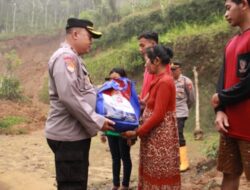Polres Ponorogo Salurkan Bantuan Sembako Untuk Korban Tanah Longsor