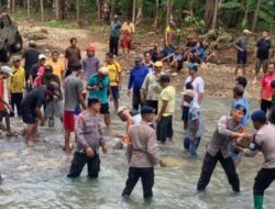 AKP Nono Pimpin Personel Brimob Kompi 2 Batalyon B Pelopor Bantu Warga Korban Banjir Malang
