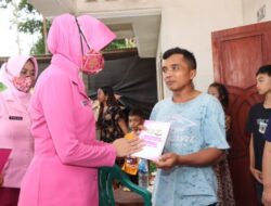 Polres Tulungagung Salurkan Bansos `Bhayangkari Peduli` untuk Korban Tanah Longsor di Sendang