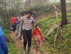 Tanggap Bencana Polres Ponorogo Beri Himbauan Pengguna Jalan Minimalisir Laka Lantas di Musim Hujan