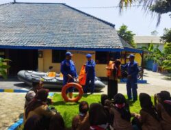 Antisipasi Bencana Banjir dan Laka Laut, Polres Sampang Latih Dasar Water Rescue pada Anggota Pramuka