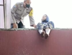 Aksi Heroik Pak Bhabin Polres Mojokerto Berhasil Gagalkan Wanita Hendak Bunuh Diri