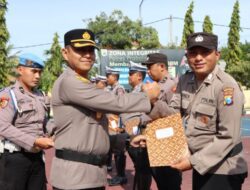 Kapolres Beri Penghargaan Kepada Tujuh Anggota Polres Probolinggo