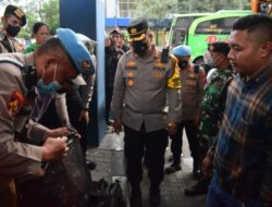 Kapolresta Sidoarjo Cek Barang Bawaan Penumpang Bus Tujuan Bali