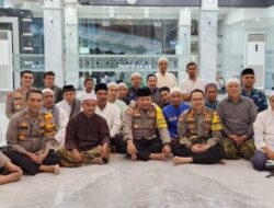 Ini Pesan Kapolda Jatim Usai Sholat Maghrib Berjamaah di Masjid Al Ma”ruf Banyuwangi