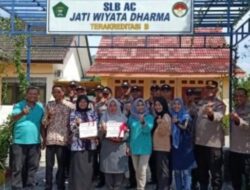 Peringati Hari Guru, 48 SPN Polda Jatim Beri Alat Tulis Untuk Siswa Disabilitas di Tuban