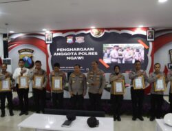 Kapolda Jatim Berikan Penghargaan kepada Anggota Polres Ngawi