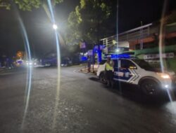 Berikan Pelayanan Kepada Masyarakat Pada Malam Hari, Personil Satlantas Polres Batu Lakukan Patroli Blue Light