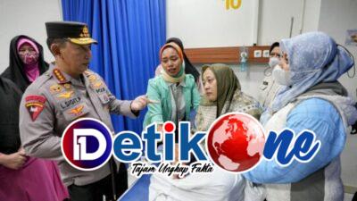 Jenguk Korban Bom Bunuh Diri Polsek Astana Anyar. Kapolri : Tetap Semangat Lindungi Masyarakat