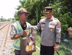 Peduli Sesama, Polres Lamongan Berbagi untuk Relawan Penjaga Perlintasan Kereta Api