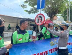 Polresta Mojokerto Berbagi Helm Gratis, Ajak Komunitas Ojek Online Tertib Berlalu Lintas