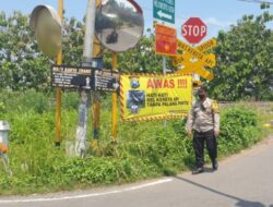 Polresta Mojokerto Pasang Baner Himbauan, Minimalisir Laka Perlintasan KA Tanpa Palang Pintu