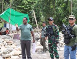 Bupati Nduga Ajak Dansatgas Yonif Raider 514 Kostrad Tinjau Rencana Lokasi Pos TNI