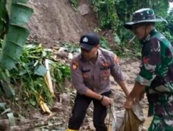 Sinergitas, Polisi Bersama TNI dan Warga Bersihkan Material Longsor di Mojokerto