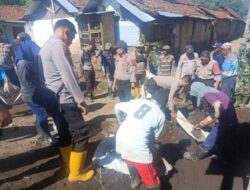 Pasca Banjir Bandang Ijen, Polisi Bersama TNI dan Warga Bangun Jembatan