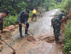 Polisi Bersama TNI Dan Warga Gotong Royong Bersihkan Lumpur Pasca Longsor
