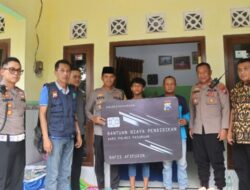 Kapolres Pasuruan Memberikan Biaya Pendidikan ke Korban Pengeroyokan