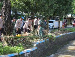 Pasca Banjir Bandang Pancoran, Anggota Polres Bondowoso Gandeng TNI Lakukan Kerja Bakti